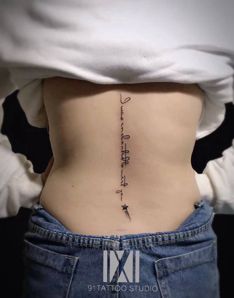 字母纹身图片_背部花体字字母纹身图案