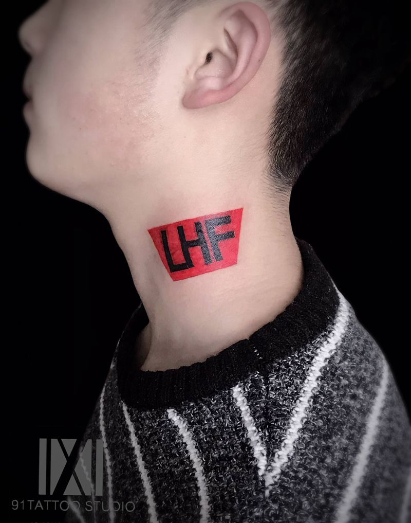 图腾纹身图片_颈部图腾字母纹身图案