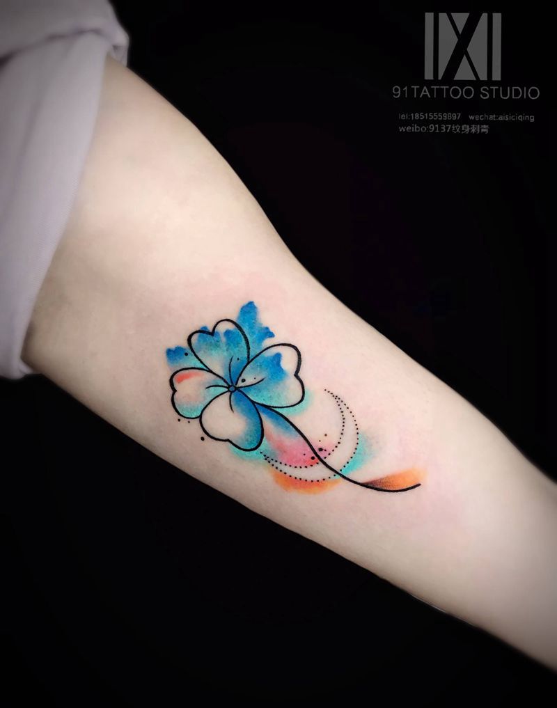 四叶草纹身图片_肩部水彩四叶草纹身图案