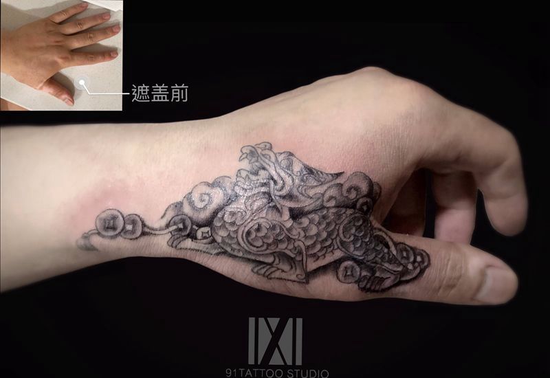遮盖纹身图片_手部老传统貔貅纹身图案