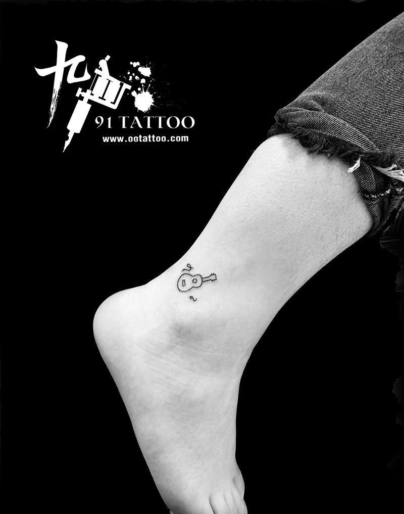 吉他纹身图片_腿部几何吉他纹身图案
