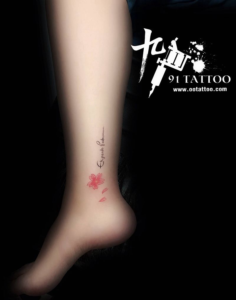 樱花纹身图片_腿部花体字水彩樱花纹身图案