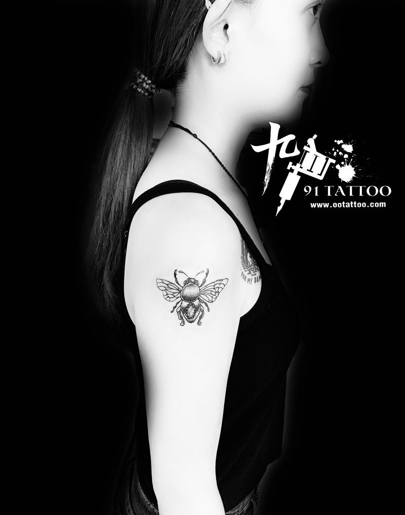 蜜蜂纹身纹身图片_手臂肩部点刺蜜蜂纹身图案