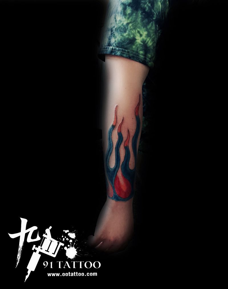 火焰纹身纹身图片_手臂水墨水彩火焰纹身图案