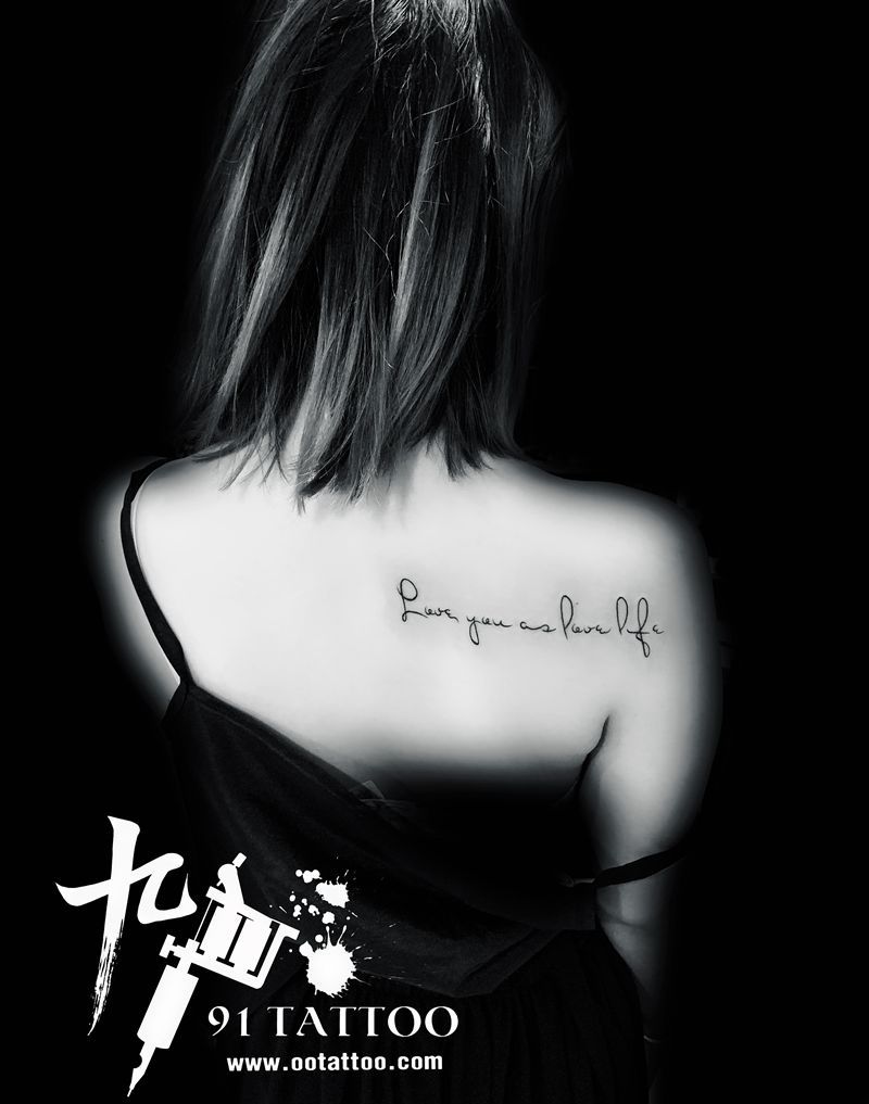 字母纹身纹身图片_肩部背部字母纹身图案