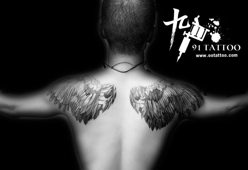 羽翼纹身纹身图片_背部肩部点刺纹身图案