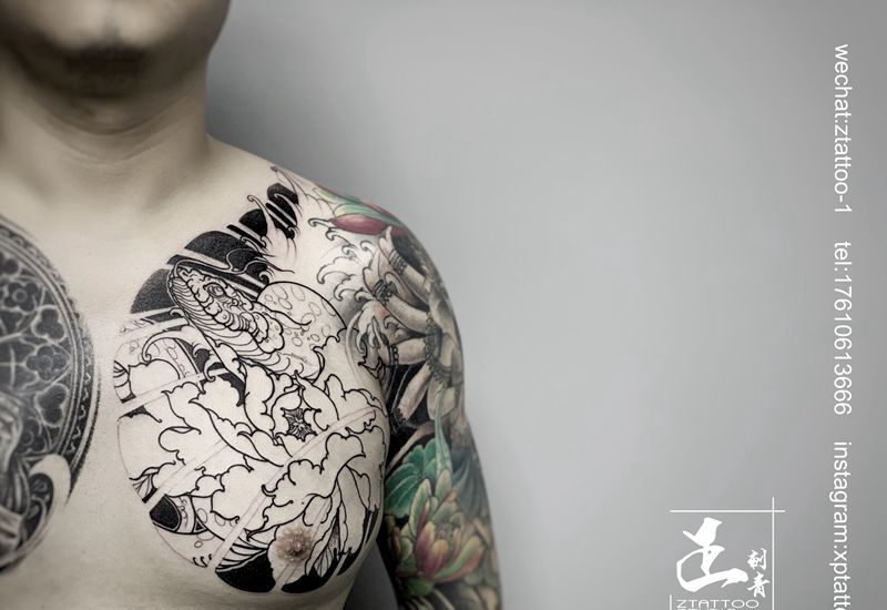 蛇牡丹纹身图片_胸部新传统蛇牡丹半胛纹身图案