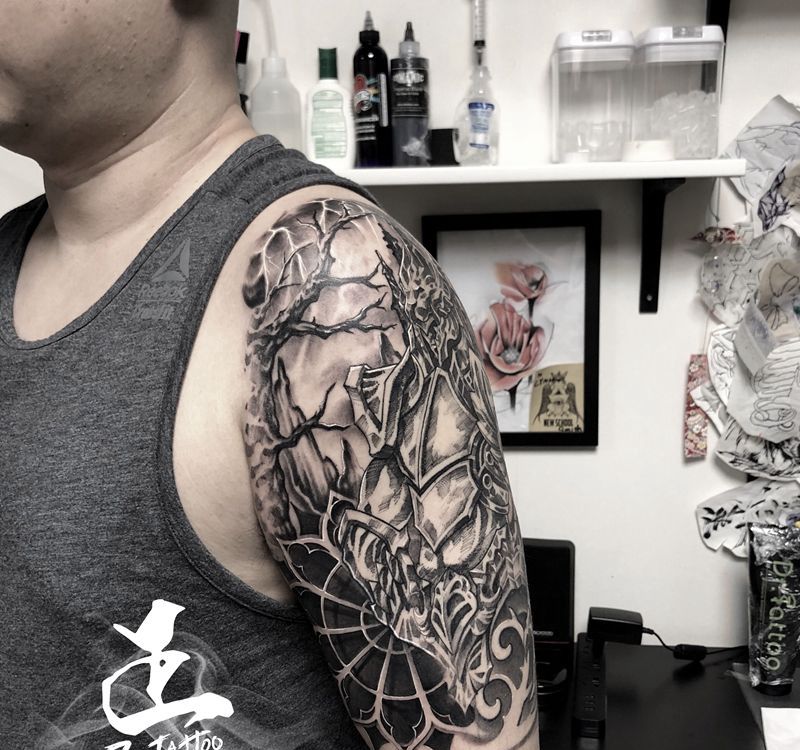 无名战士纹身图片_肩部手臂欧美写实点刺点刺战士黑灰纹身图案