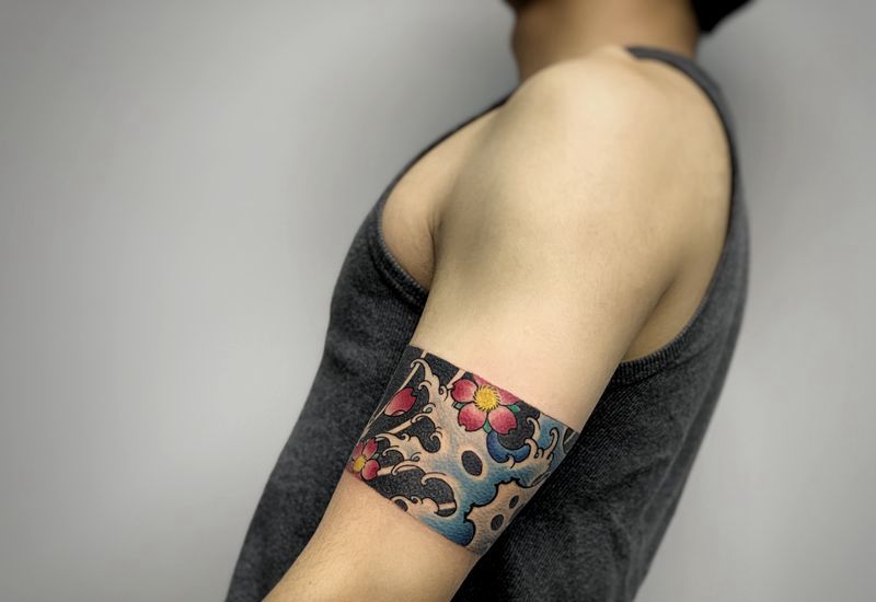 和风臂环纹身图片_手臂老传统樱花浪花臂环纹身图案