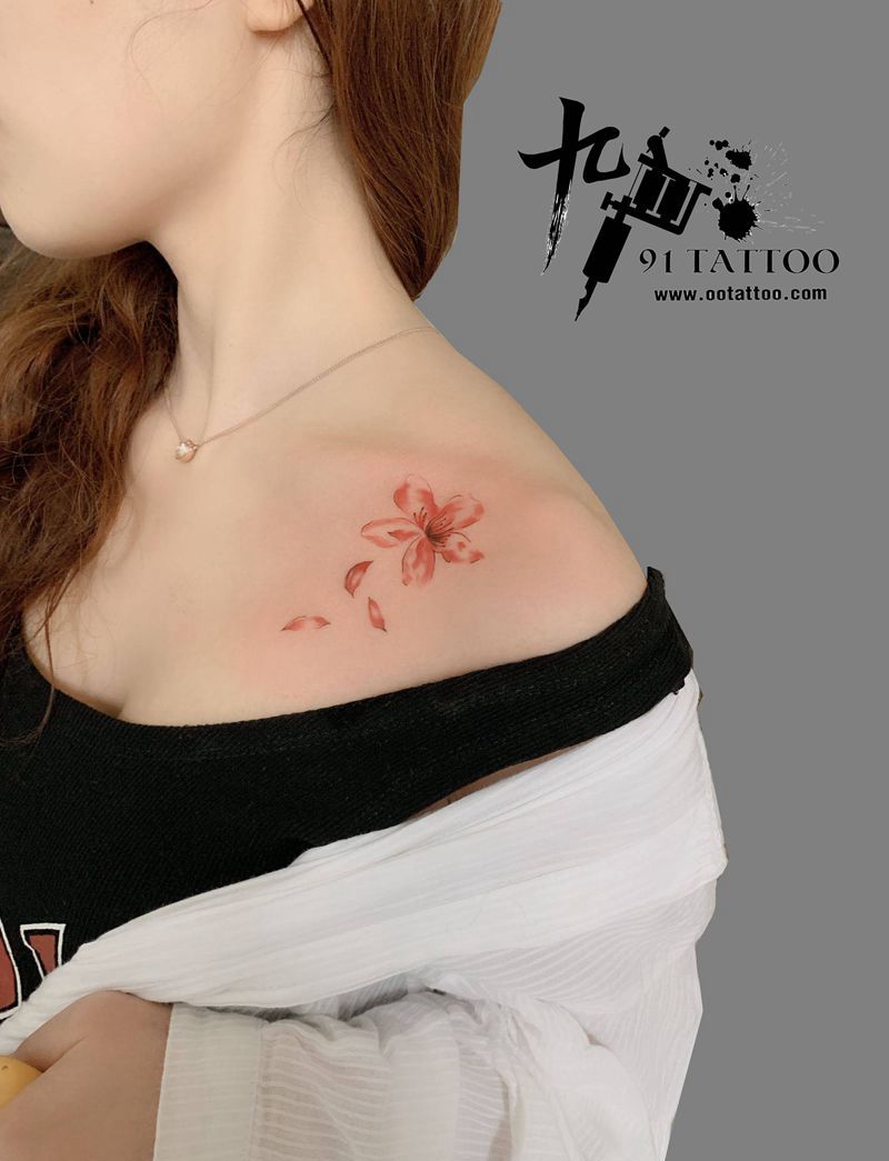 樱花纹身图片_肩部胸部水彩樱花纹身图案