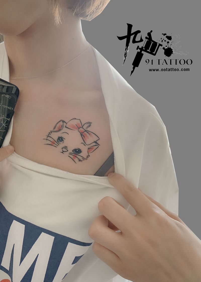 猫纹身图片_胸部水彩几何猫纹身图案