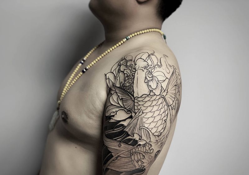 鲤鱼纹身图片_肩部手臂新传统鱼鲤鱼鲤鱼荷花纹身图案