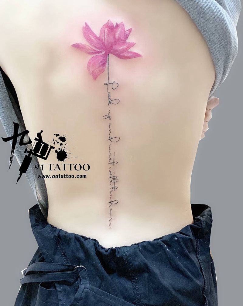 荷花字母纹身图片_背部水彩荷花纹身图案
