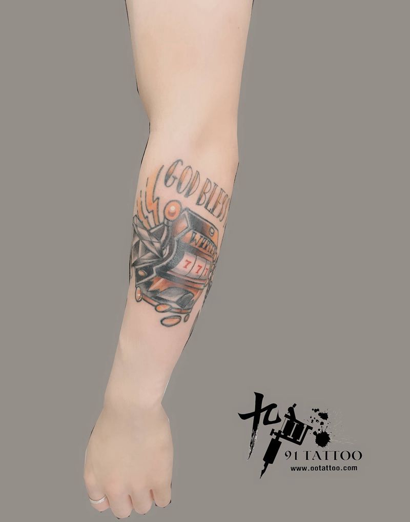 school纹身图片_手臂Old School老虎机纹身图案