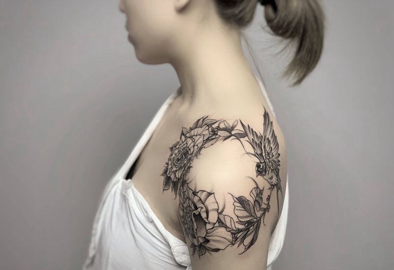 肩头花环纹身图片_肩部颈部点刺图腾玫瑰纹身花纹身花环纹身纹身图案