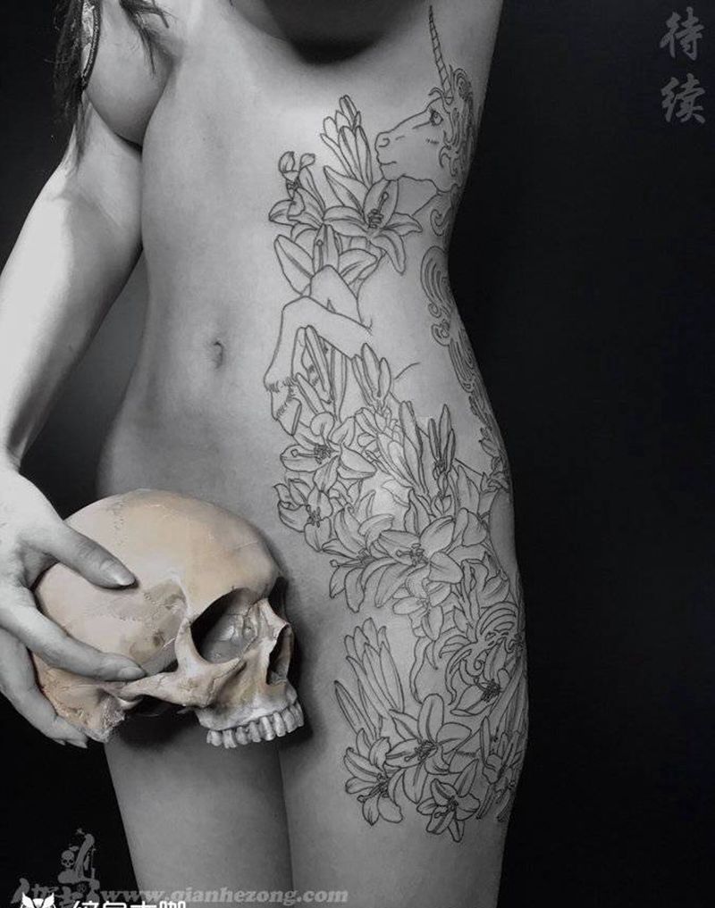 独角兽纹身图片_胸部腹部新传统花独角兽纹身图案