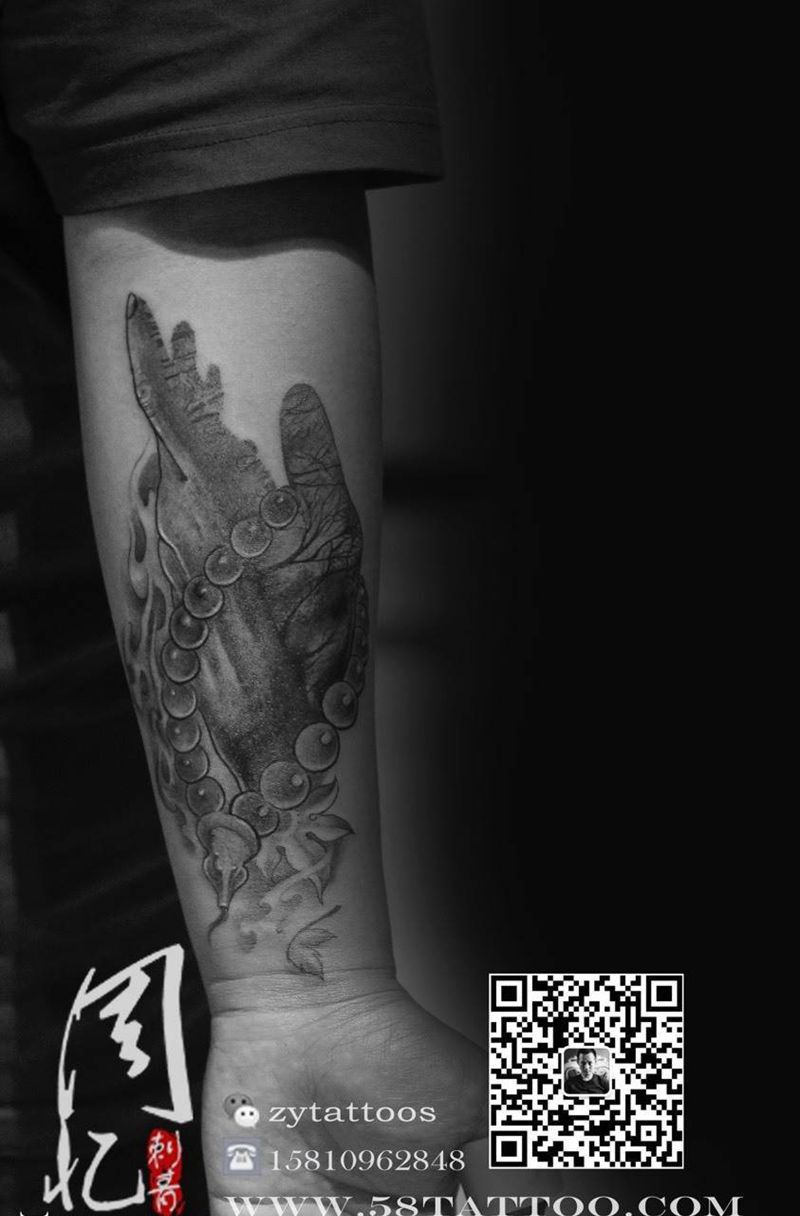 小臂手握佛珠纹身图片_