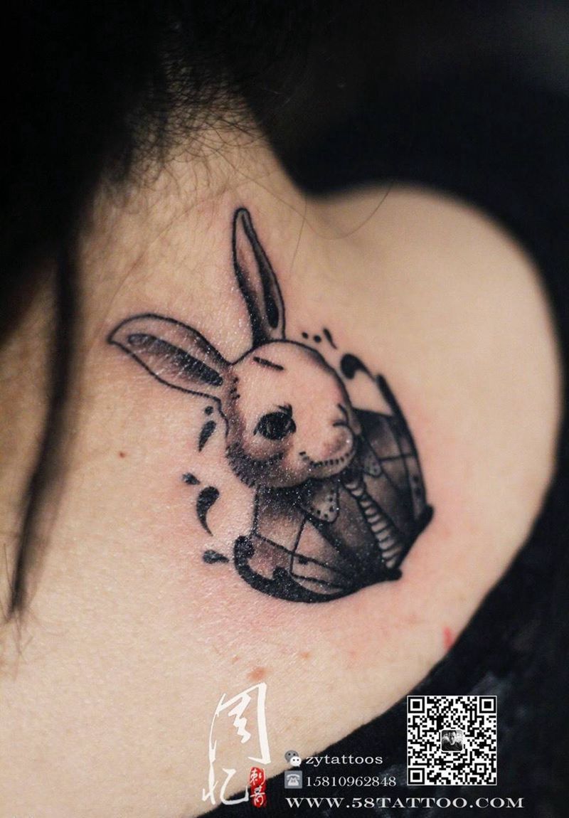 颈后兔子纹身纹身图片_