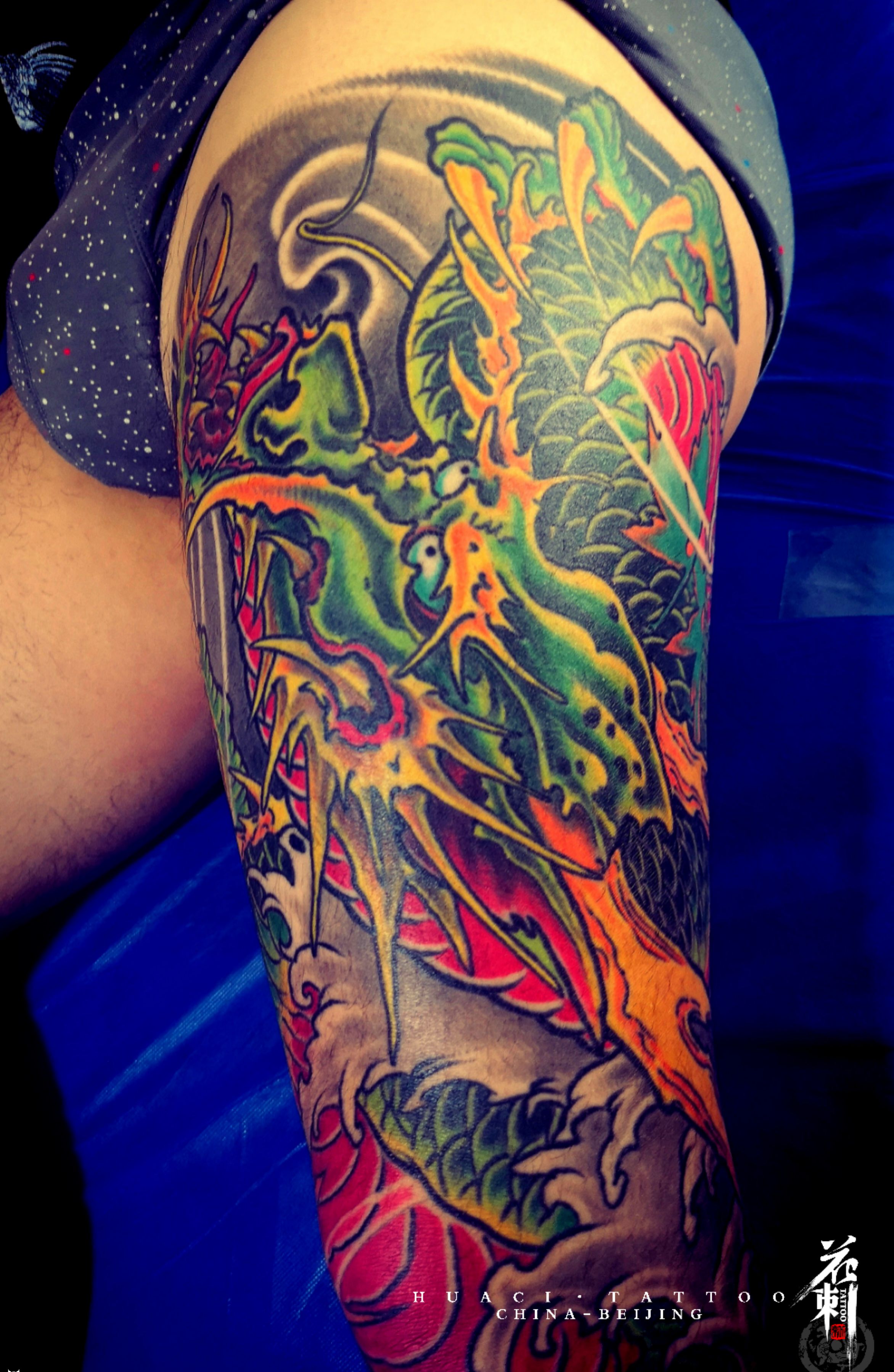 重彩龙腿纹身图片_腿部新传统重彩纹身图案