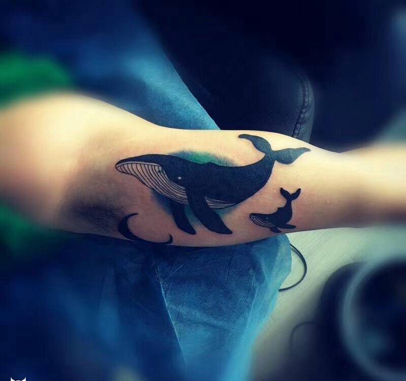 鲸鱼纹身图片_手部手臂纹身图案
