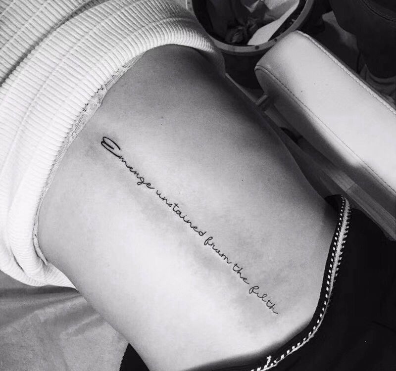 字母纹身图片_背部花体字纹身图案