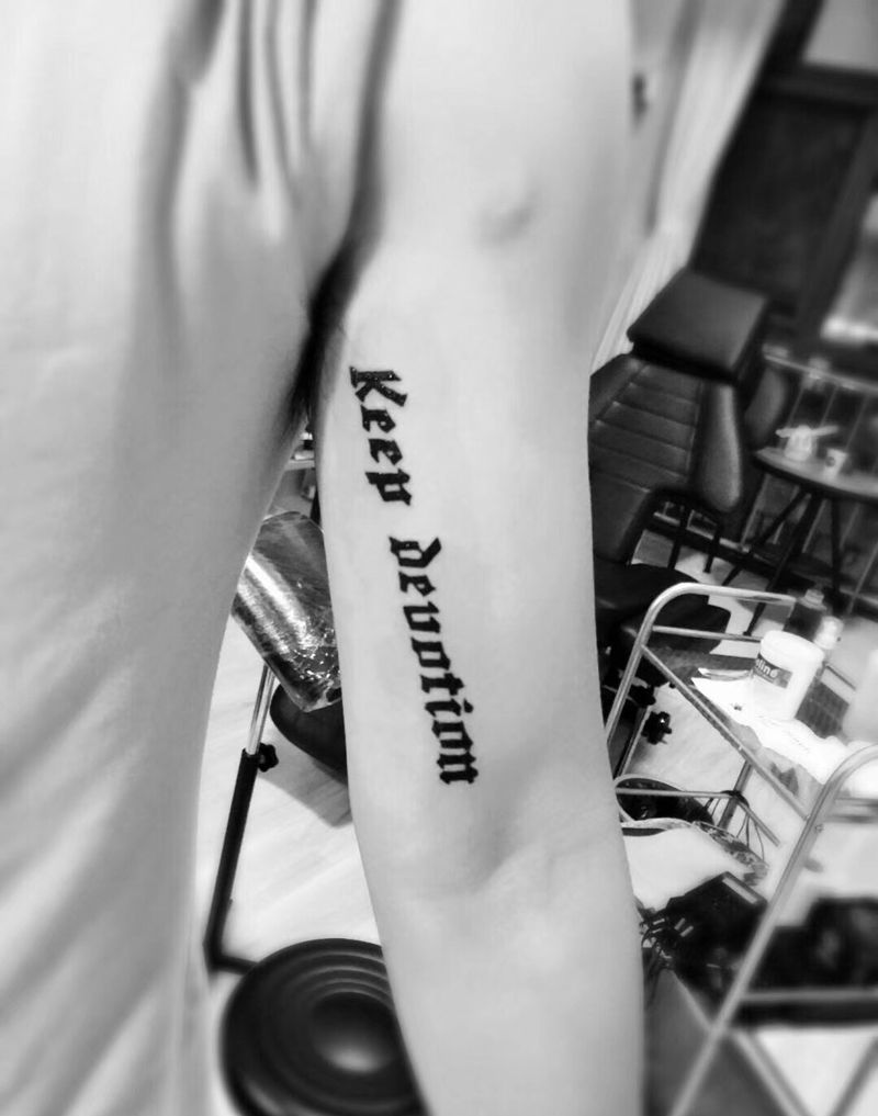 哥特字纹身图片_手臂花体字哥特字纹身图案