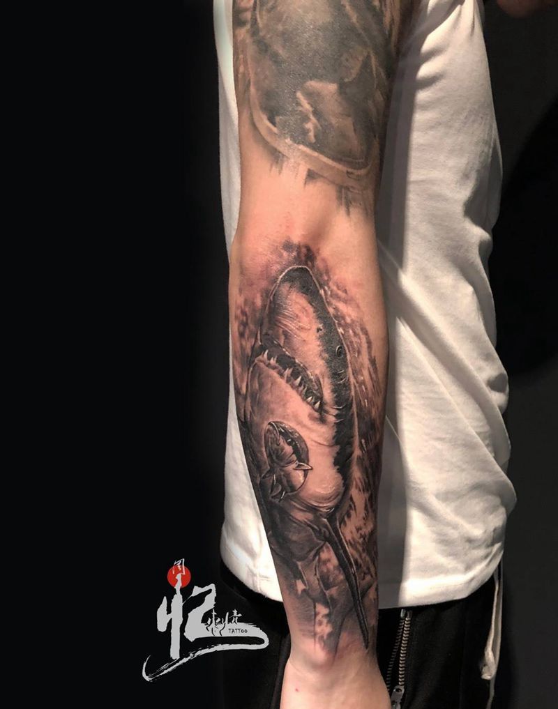 小臂外侧写实鲨鱼纹身图片_