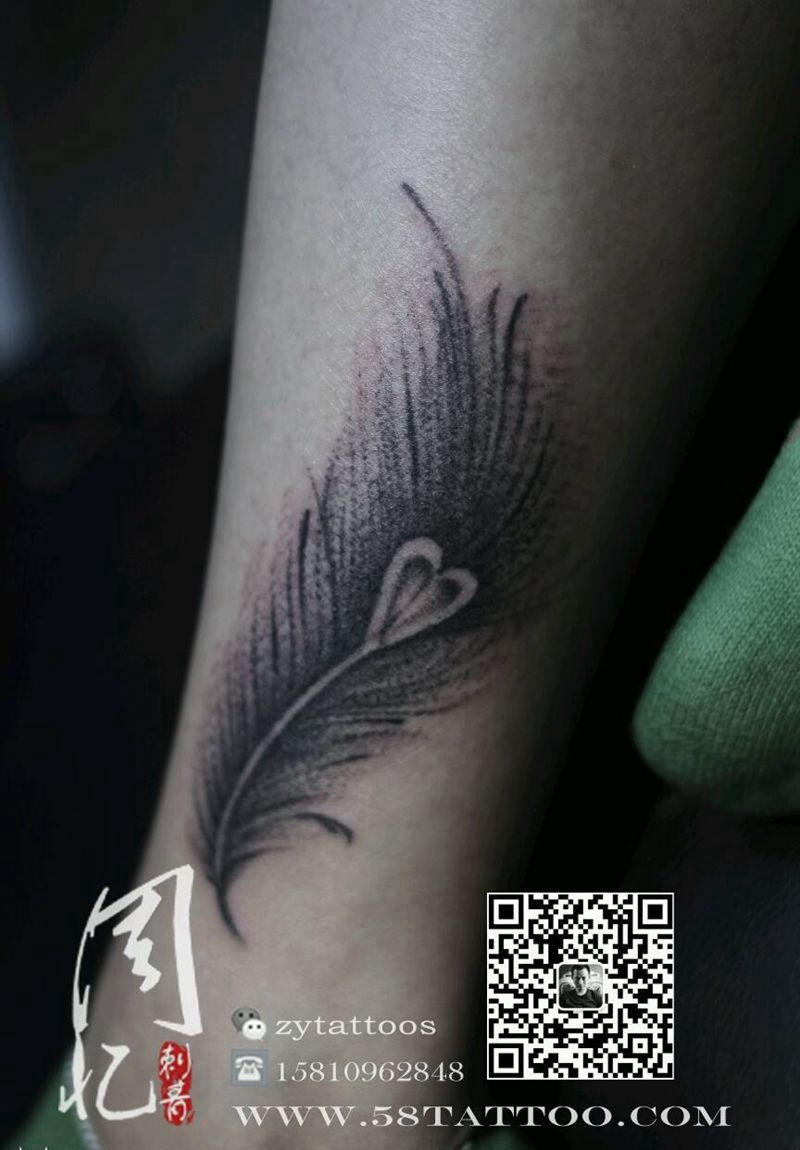 脚踝羽毛纹身图片_
