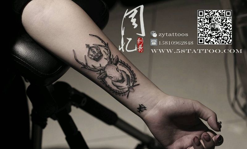 带皇冠的鹿头纹身图片_手臂欧美动物周忆刺青成品纹身图案