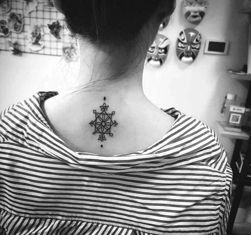 线条几何纹身图片_颈部几何线条纹身图案