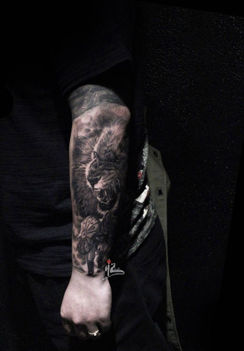 小臂外侧写实狮子纹身图片_