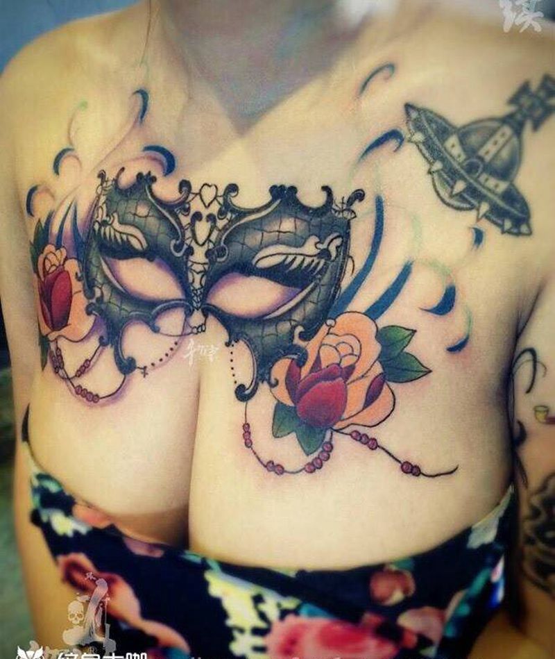 小花胸纹身图片_