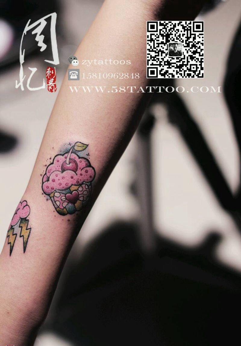 小臂小蛋糕 小闪电纹身图片_