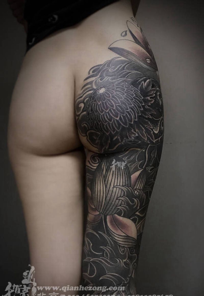 曲睿作品纹身图片_臀部腿部老传统菊花蛇纹身图案