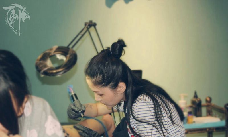 店内纹身师工作照纹身图片_