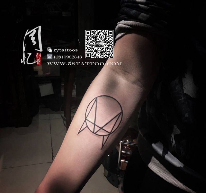 大臂几何线条图案纹身图片_