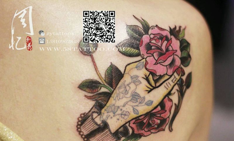 后肩玫瑰纹身图片_