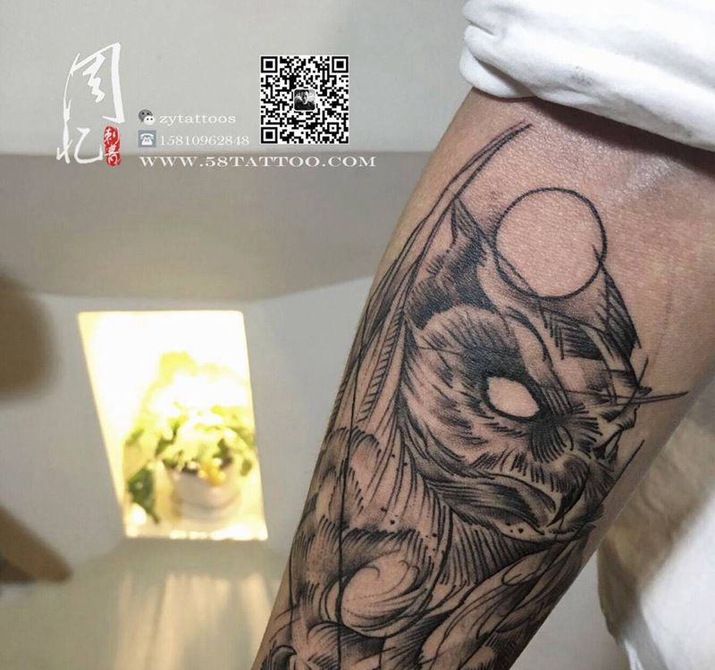 小臂内侧线条猫头鹰纹身图片_