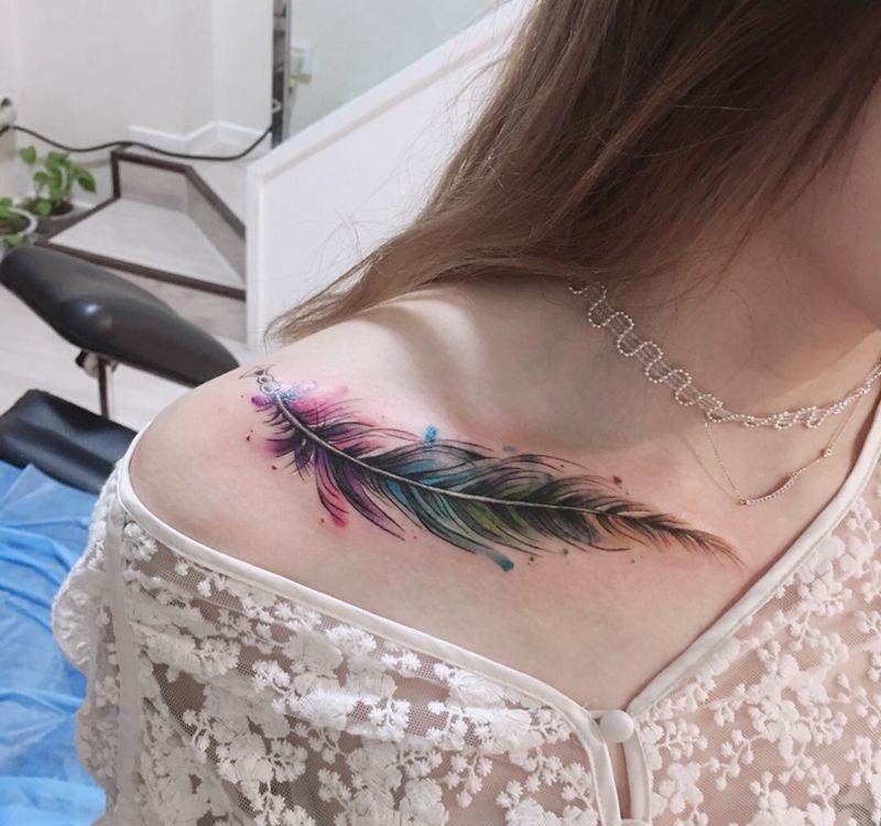 羽毛纹身图片_胸部水彩水墨纹身图案