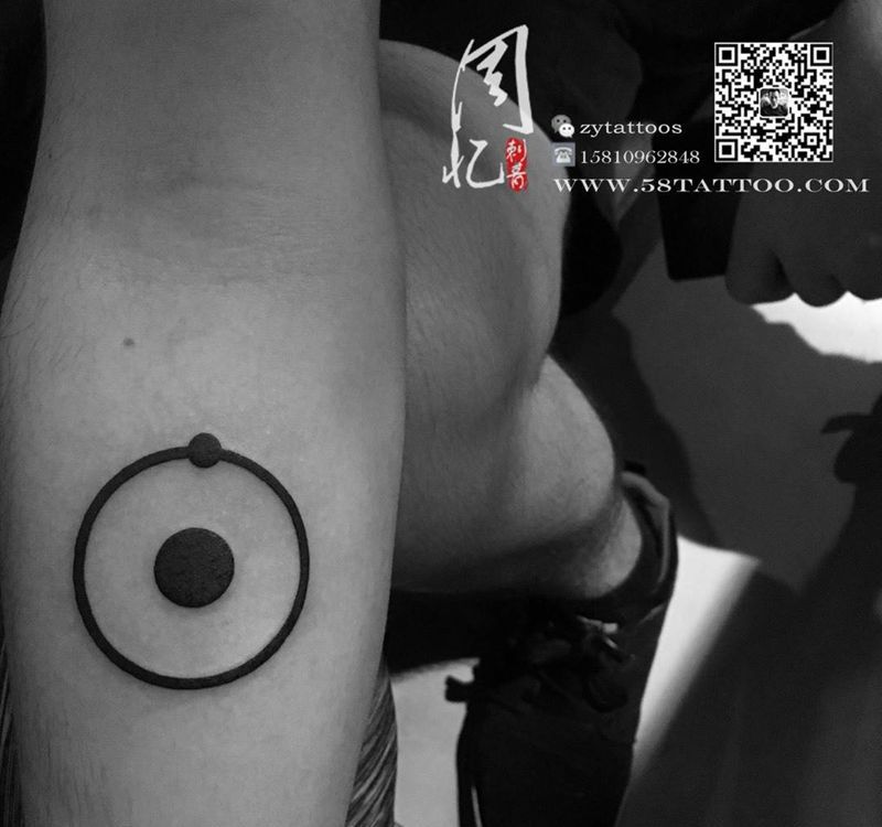 小臂内侧行星轨迹纹身图片_