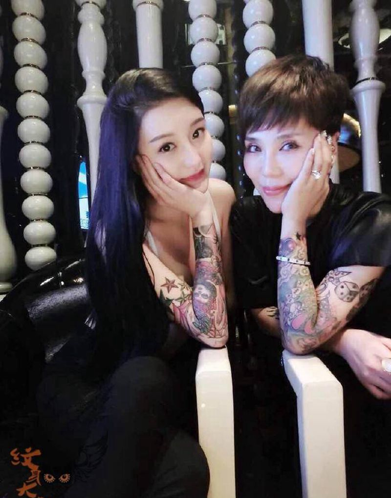 俩美妞自拍纹身图片_