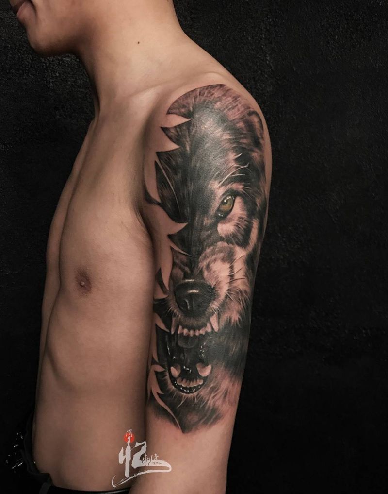 大臂写实狼头纹身图片_