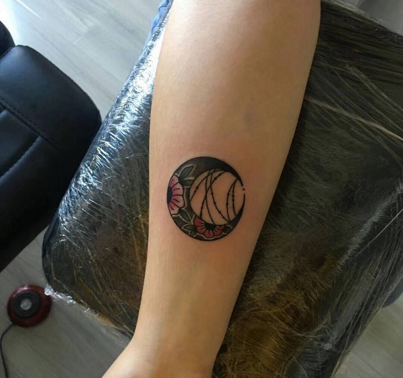 月亮纹身图片_手臂手部纹身图案