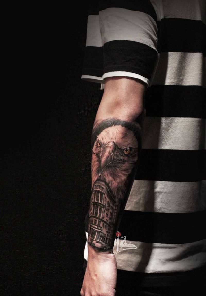 小臂鹰与建筑结合纹身图片_