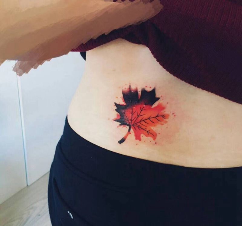 枫叶纹身图片_腰部水彩水墨枫叶纹身图案