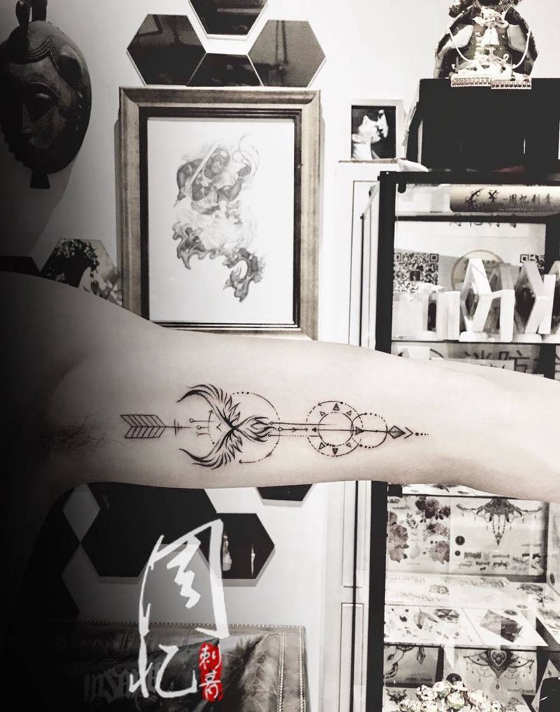 大臂几何线条箭头纹身图片_