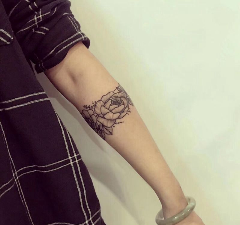 素花臂环纹身图片_手臂素花纹身图案