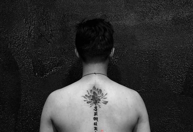 后背脊椎莲花梵文纹身图片_