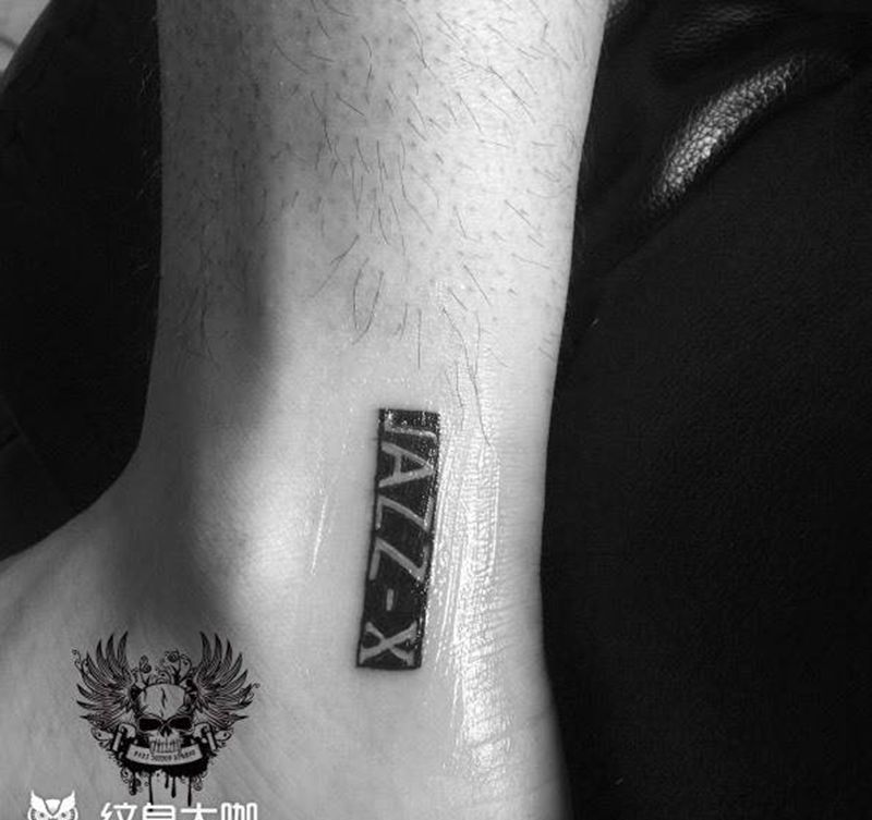 镂空字母纹身图片_