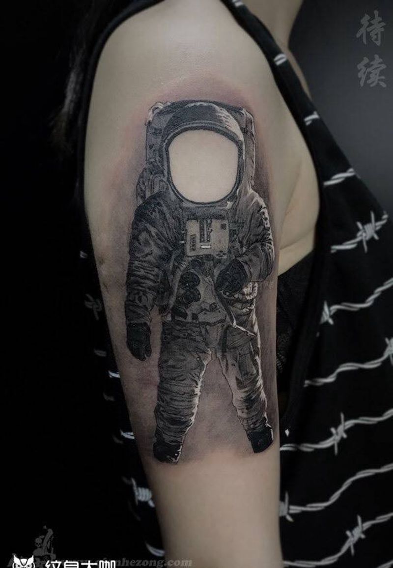 宇航员纹身图片_肩部手臂欧美写实人物宇航员纹身图案